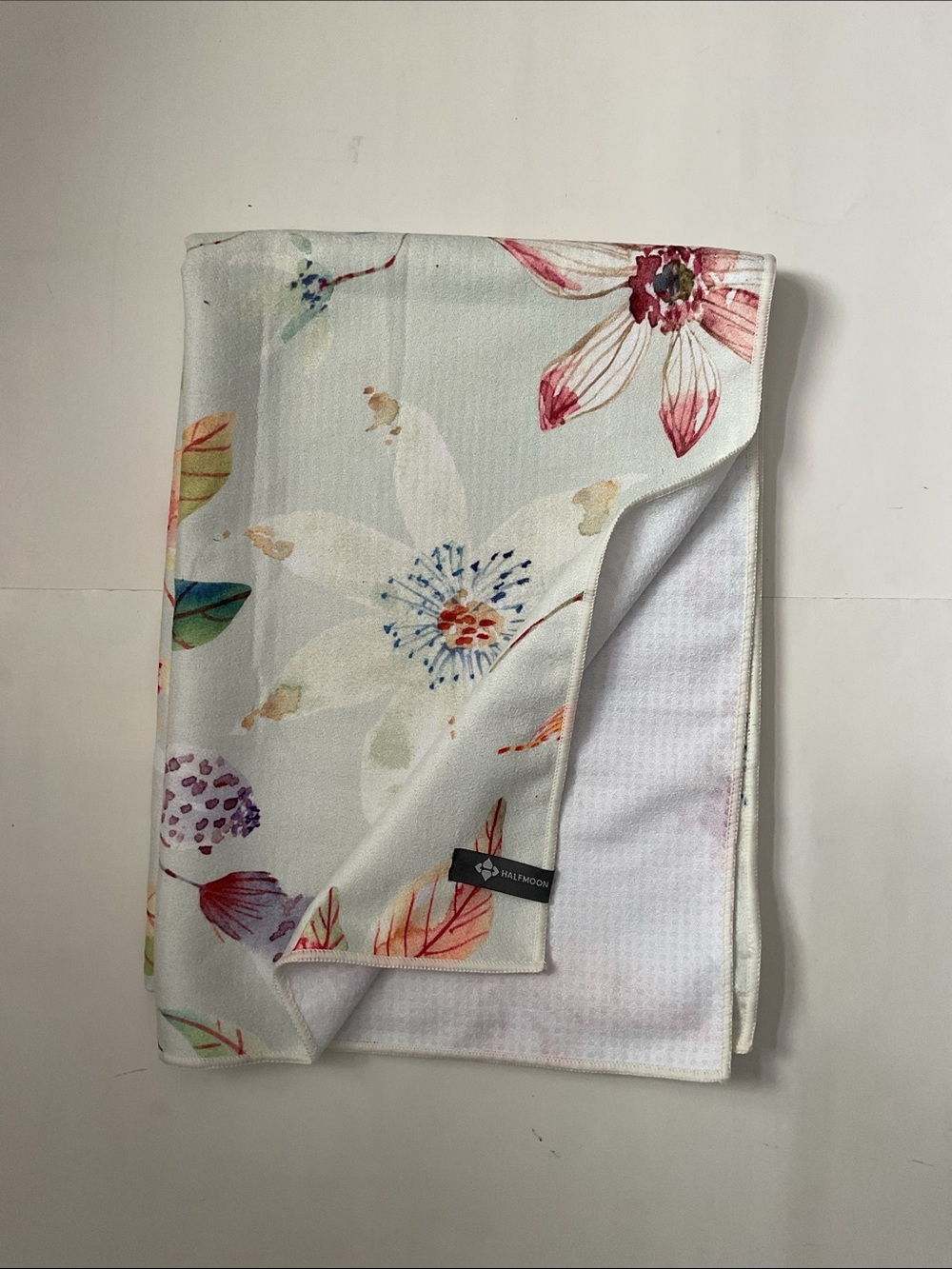 NWOT Halfmoon Gripster Towel Floral